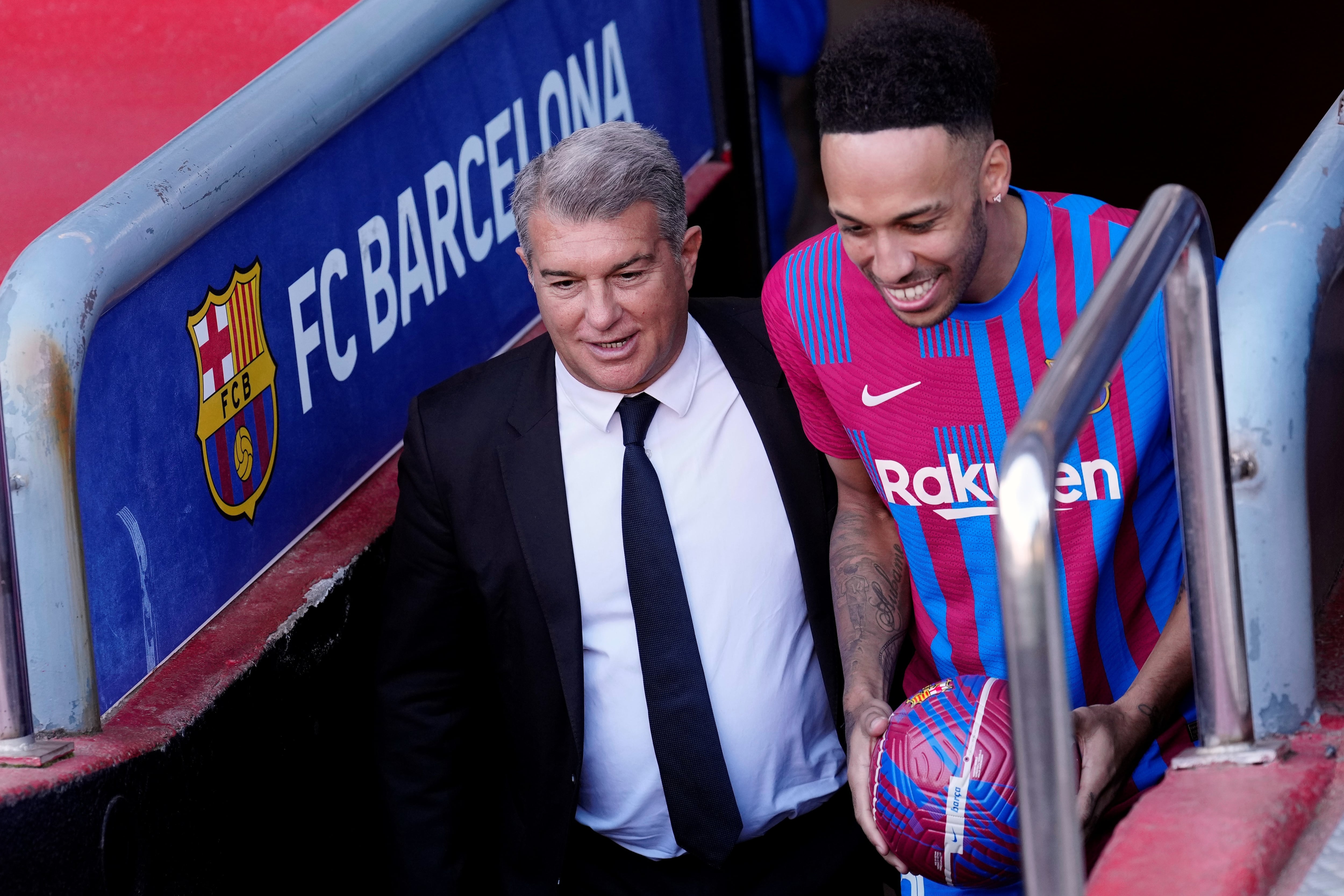 Pierre-Emerick Aubameyang sale al Camp Nou acompañado por el presidente Joan Laporta durante su presentación como nuevo jugador del FC Barcelona.