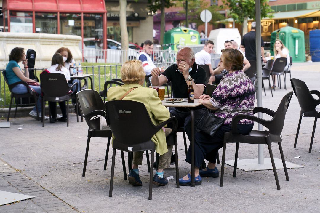 Varias personas en la terraza de una cafetería de Móstoles el mismo día en que la Comunidad de Madrid ha indicado que a partir del próximo lunes, 31 de mayo, disminuirán las restricciones.