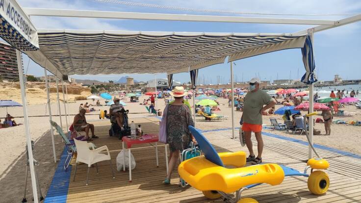 Julio Oca, representante de Ciudadanos Campello, y Pepo Poveda, coordinador provincial en Alicante, sobre la situación de abandono de las personas con movilidad reducida en las playas de Campello