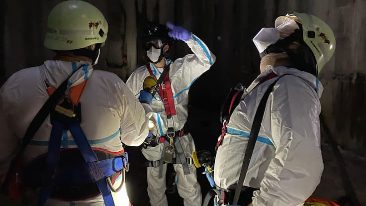 Hora 25 baja al subsuelo con la Policía Nacional: "Es un medio muy hostil, ahora mismo nos caemos aquí y estamos muertos"