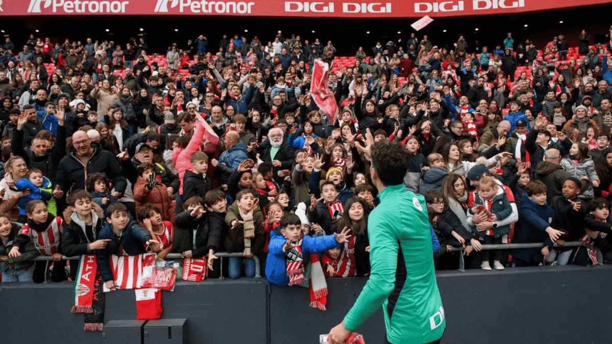 “Venimos de Barcelona expresamente": 30.051 athleticzales llenan San Mamés para un entrenamiento histórico del Athletic