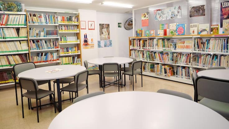 Mamen Alcaraz, portavoz de la AAVV de San Blas denuncia la falta de accesibilidad de la biblioteca