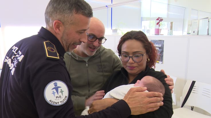 Un policia local de Gandia salva a un bebé de 21 días que dejó de respirar por la mucosidad