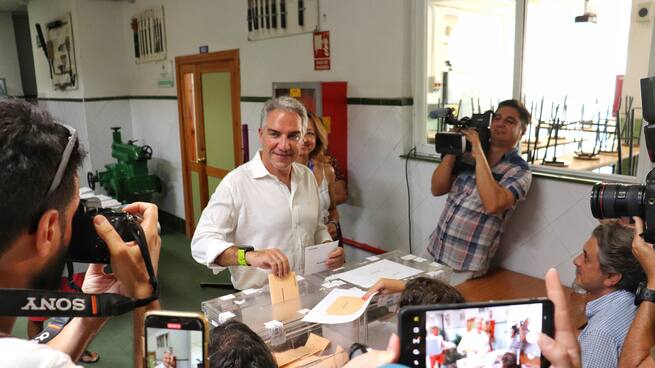 "Siempre acompaño a Juanma a votar" Elías Bendodo, PP