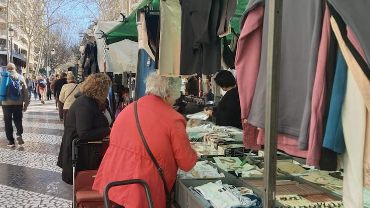 El viento se relaja y permite reabrir los mercadillos