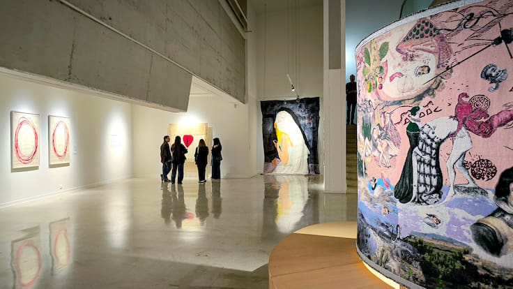‘Tejiendo historias’ en el MuCAC La Coracha, del silencio doméstico al arte que incomoda