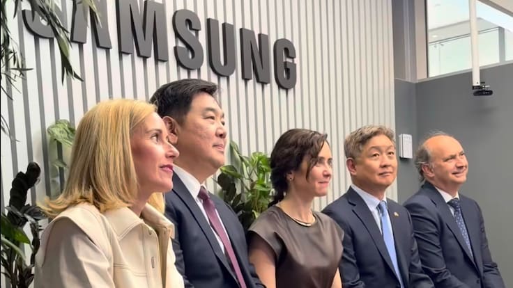 Isabel Díaz Ayuso, presidenta de la Comunidad de Madrid, en su visita a la sede de Samsung que cumple 20 años en Alcobendas