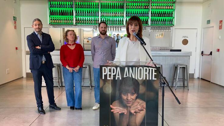 Entrevista a Pepa Aniorte por su obra '10 mujeres de cine'