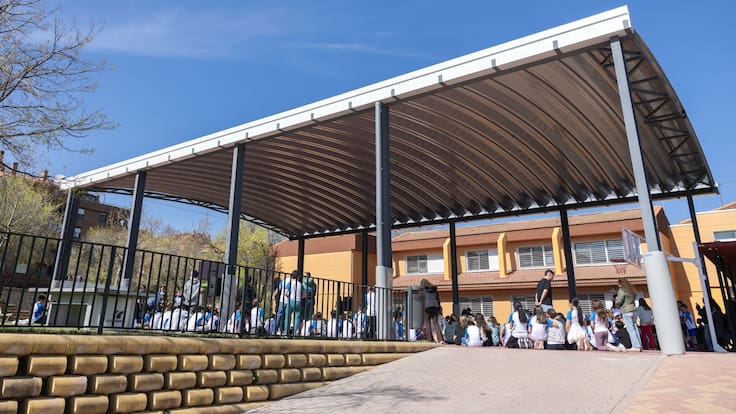 Marisa Peña, concejala de Educación de Tres Cantos, nos habla de la cubierta del Colegio Miguel de Cervantes