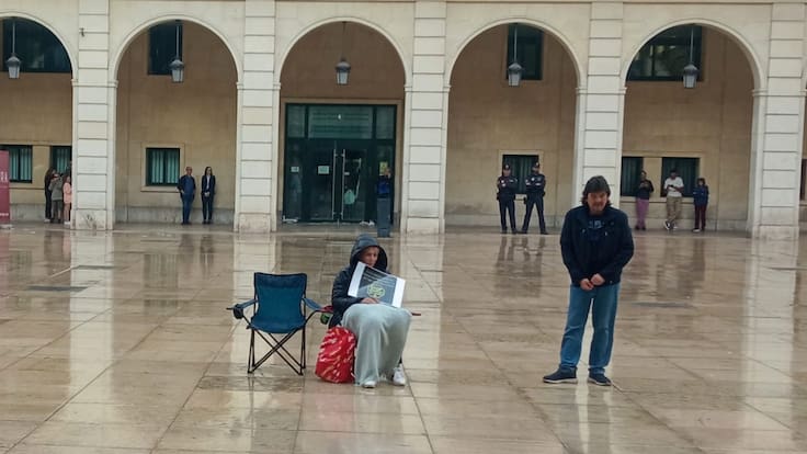 Isabel López, mujer desahuciada con su familia, critica la falta de empatía del alcalde Barcala con su hija recién desahuciada