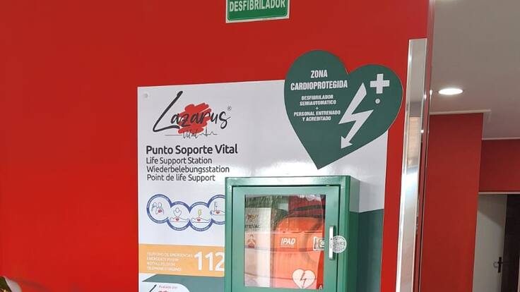 Vecinos de la Avenida Fuerzas Armadas de Lorca son pioneros en la instalación de un desfibrilador en una comunidad de propietarios.