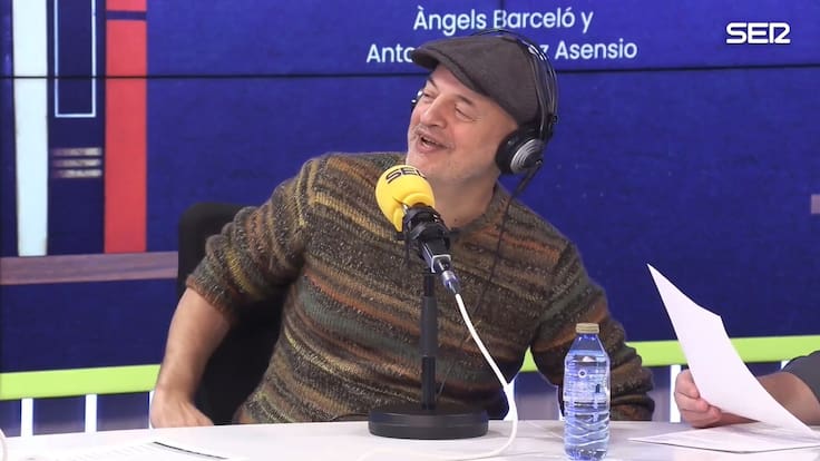 Bruno Galindo entra con una carretilla en la Biblioteca de Hoy por Hoy