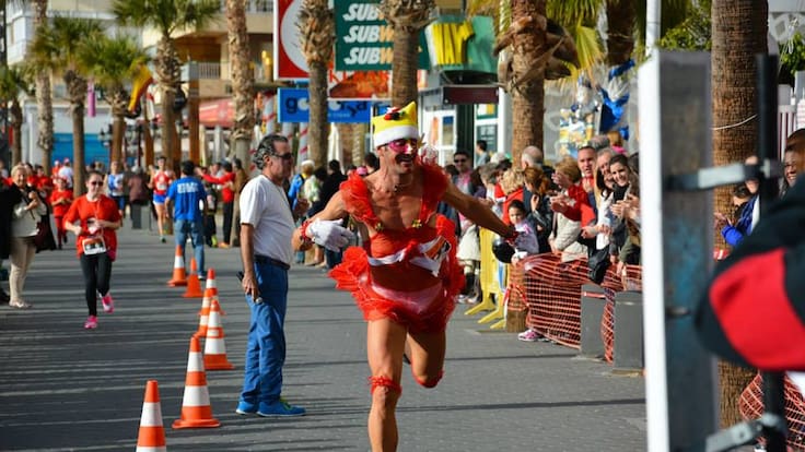 Alicante Corre, con el 'patinador del tanga'
