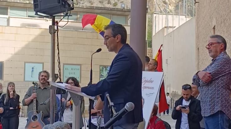 Miguel Hernández, el poeta del pueblo, recitando 'Canción del esposo soldado'