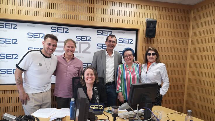 Enrique Romero, los mayores del taller de teatro Carranque y el cantante Ginés González se dan cita en la “Plaza de la Radio”