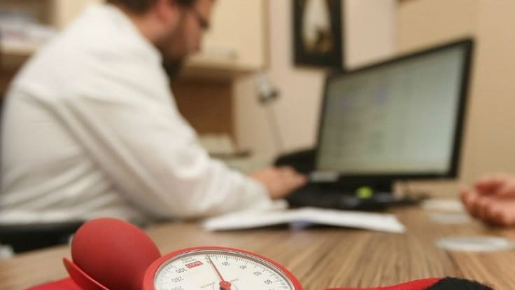 Entrevista a Sergio Martín, estudiante de Medicina en la UMH, en Hoy por Hoy Alicante para hablar de su estudio que alerta de la estrecha relación entre los redactores de las guías médicas y las farmacéuticas