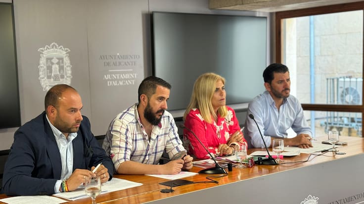 Carmen Robledillo, portavoz de Vox en Alicante, advierte al alcalde Luis Barcala de que "si no acepta las propuestas, no habrá plan de ajuste"