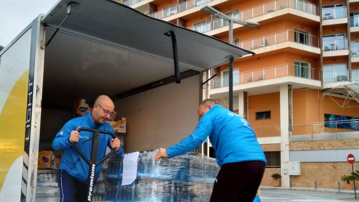 Los protagonistas del avituallamiento, en Alicante Corre