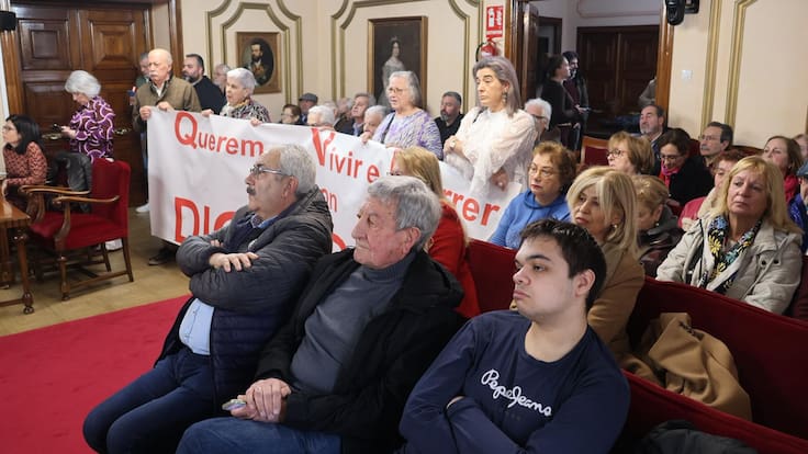 "A su madre que la cuide en casa, porque aquí nos dejan sin plazas": La respuesta de una usuaria de As Gándaras a Reigosa tras votar con el PP