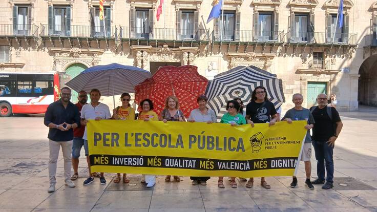 Ismael Vicedo, portavoz de la Plataforma en Defensa de l'Ensenyament Públic d'Alacant, denuncia el inicio del curso "caótico" y advierte de nuevas movilizaciones este invierno