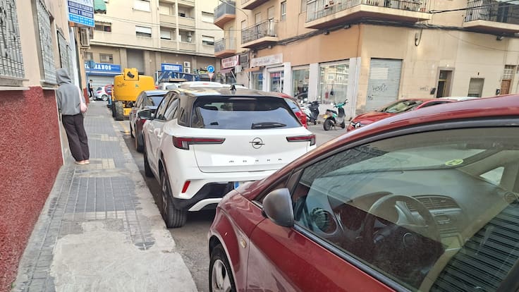 Raúl Ruiz, concejal del PSOE: "El Ayuntamiento está poniendo parches de cemento en aceras con baldosa"