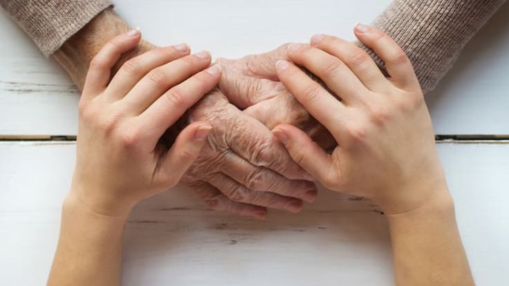 PEPA MARTÍNEZ, ENFERMERA GESTORA, Y MANUELA, QUE VIVE EN SOLEDAD EN EL CENTRO DE ALICANTE, SOBRE LA I JORNADA DE LA SOLEDAD, EN HOY POR HOY ALICANTE