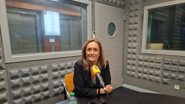 La vicepresidenta de la Diputación, Luisa Sánchez explica que si el Concello no firma el convenio, el dinero de la Piscina de Teis se reinvertirá