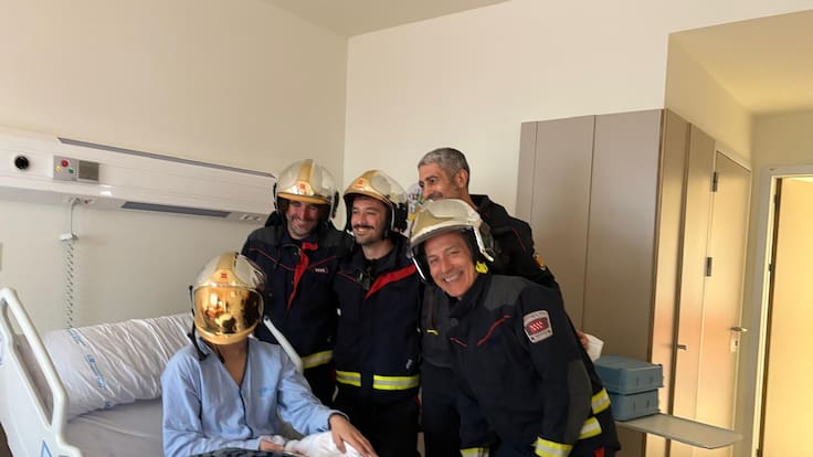 Teo Sandes, Jefe Supervisor de Bomberos de la Comunidad de Madrid, que han estado visitando a niños ingresados en el Hospital Infanta Sofía