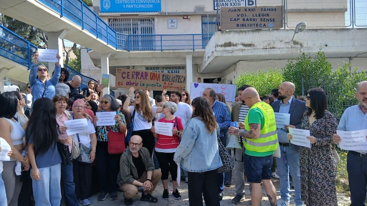 Estudiantes y profesoras del barrio Juan XXIII de Alicante exigen la reapertura de la biblioteca: "Juan XXIII también quiere leer"