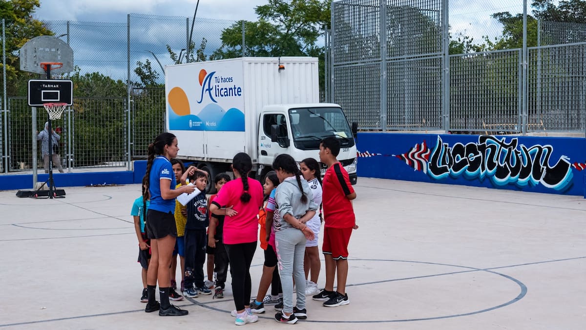 Entrevista a la socióloga de la UA Alicia Martínez y voluntarios del proyecto Lucentum Zona Norte, en Hoy por Hoy Alicante
