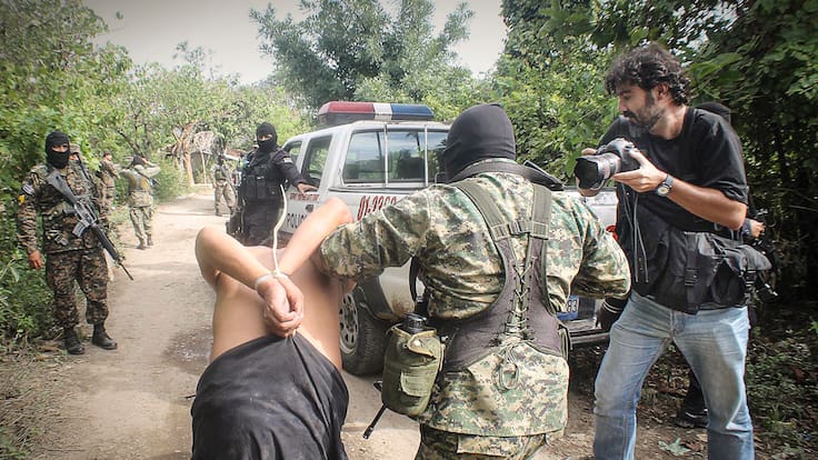 Entrevista al fotoperiodista Javier Arcenillas, que presenta su libro 'Latidoamérica'