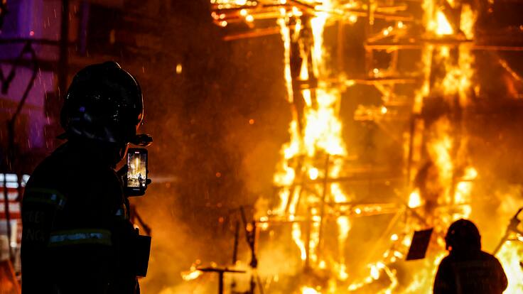 Jesús Lorente, representante de los bomberos del SPEIS, anuncia que la plantilla ha decidido finalmente trabajar durante las fiestas de Hogueras