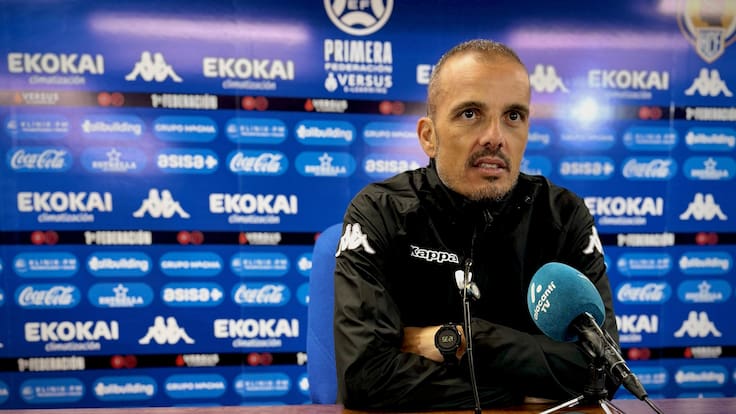 Beto Company, entrenador del Hércules, en la previa del partido frente al Europa
