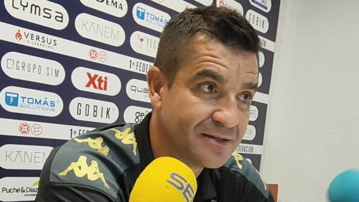 Rubén Torrecilla, entrenador del Hércules, en la sala de prensa del estadio La Constitución