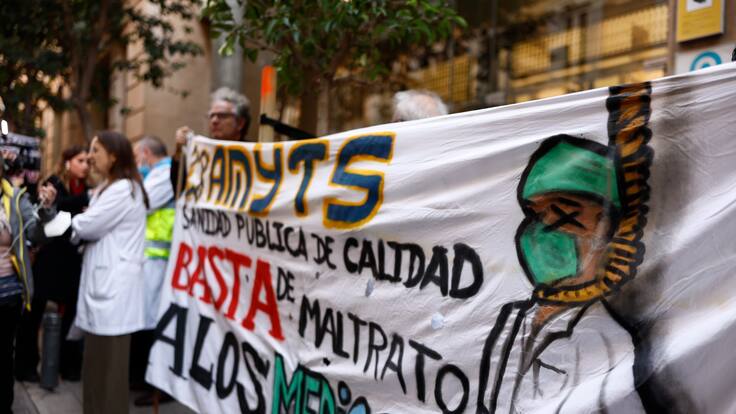 "No puedo hacer horas extra toda la vida hasta jubilarme": el testimonio de una médica de familia sobre la saturación de atención primaria