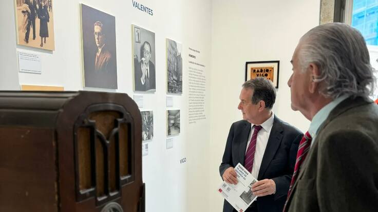 Paseo por la exposición 90 años de Radio Vigo con el comisario Aser Álvarez