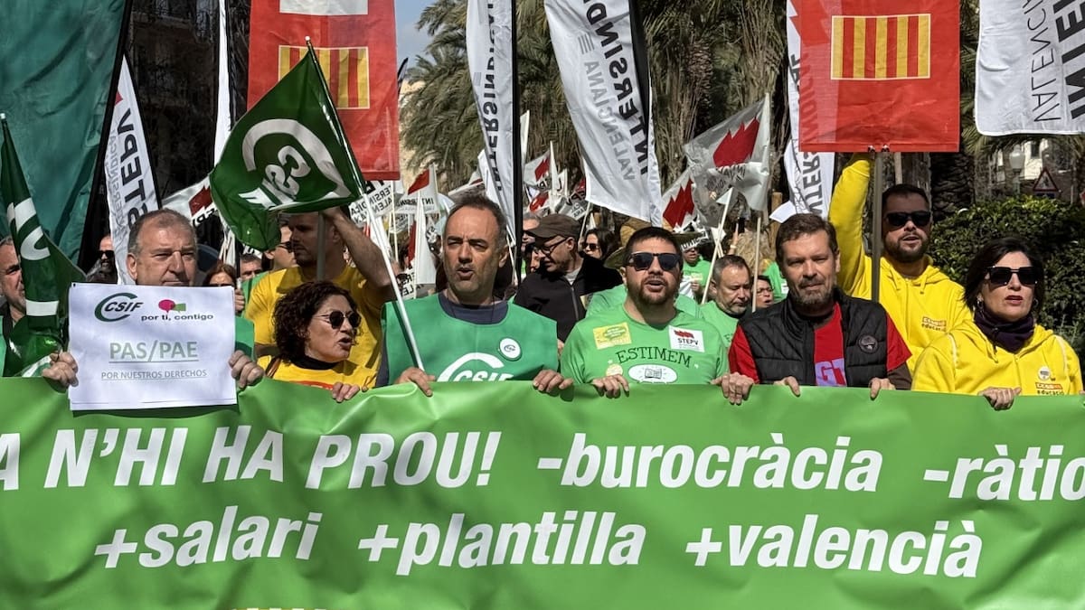 Rubén Navas (STEPV), Carmen Soria (CCOO), Antonio Talavera (UGT) y Rosana Martínez (Escola Valenciana), sobre la manifestación educativa en Alicante