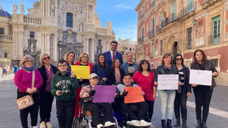Lorena, madre de Héctor, un niño con discapacidad al que tiene que cambiar en la calle