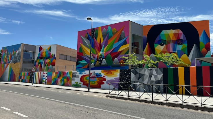 Entrevista a Okuda San Miguel, artista encargado de decorar el colegio Miramadrid de Paracuellos de Jarama