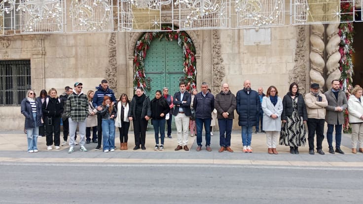 Juan Antonio Nieves, subdelegado del Gobierno de Alicante, en el minuto de silencio por Oriana, asesinada a puñaladas por su pareja