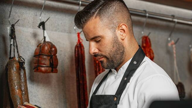 Las largas colas de clientes, la recompensa a jornadas maratonianas de trabajo en la Carnisseria Català (30/12/2024)