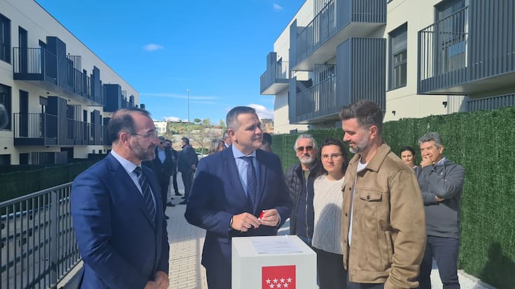 El consejero de Vivienda, Jorge Rodrigo, durante la entrega de llaves de viviendas del Plan VIVE en Colmenar Viejo