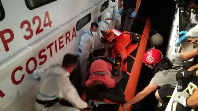 Italia reanuda la búsqueda de supervivientes del naufragio en el que han muerto, al menos, 60 migrantes