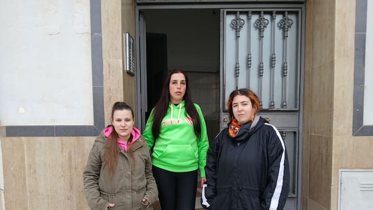 Vecinas de Avda Europa 15: "No podemos elegir entre comer o tener un techo"