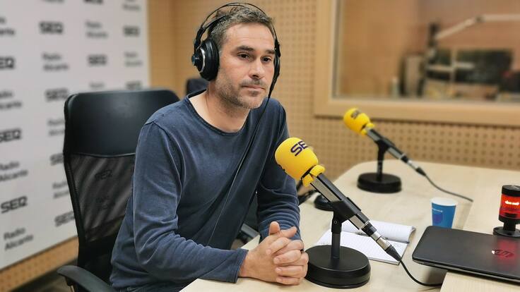 El diputado de Compromís en Corts y portavoz en la comisión de Educación, Gerard Fullana, ha criticado en Hoy por Hoy Alicante, la pérdida de respeto del actual Consell hacia la educación pública