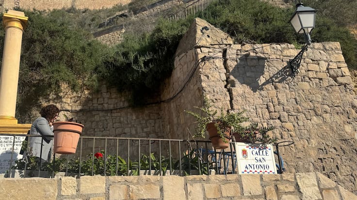 Trini Amorós, concejal del PSOE en Alicante, alerta de la aparición de grandes grietas en Santa Cruz justo antes del inicio de la Semana Santa