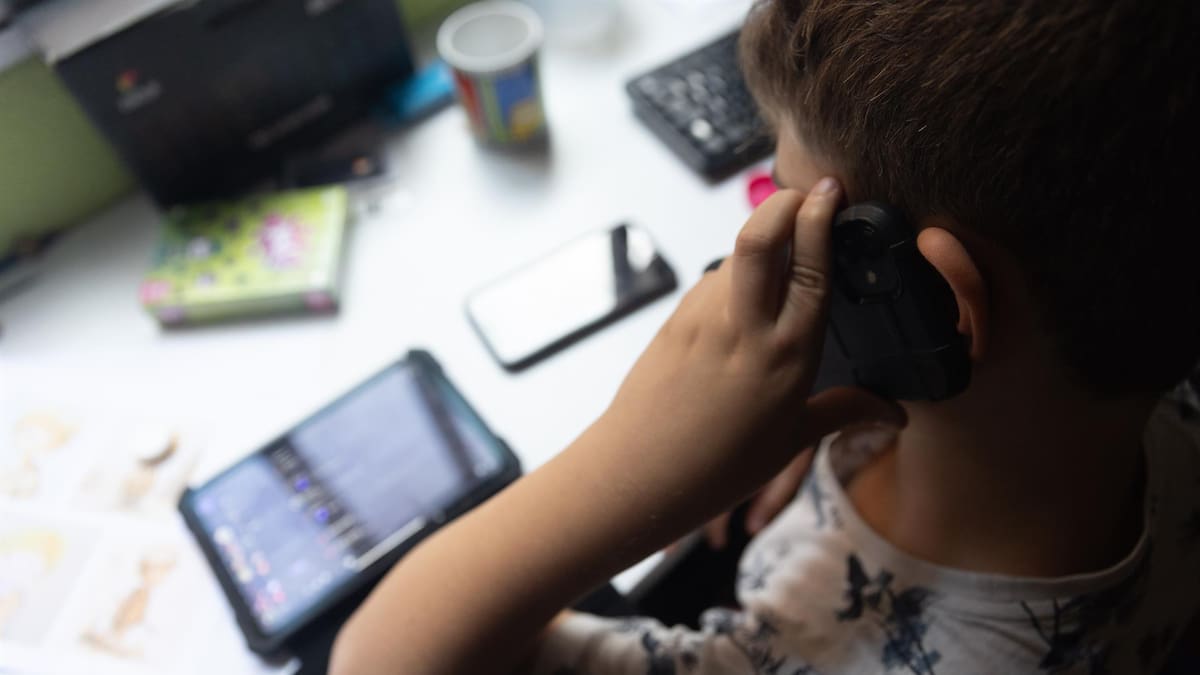 ¿A qué edad es adecuado regalar un teléfono móvil a mi hijo?