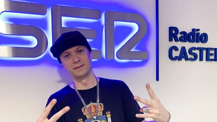 El Rumañol ha cantado su canción 'No a la guerra' tras una entrevista en A Vivir Castellón