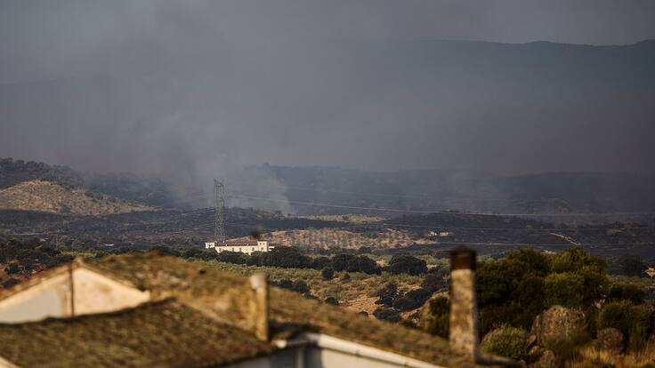 Las voces de los vecinos que ven acercarse las llamas en Extremadura: "Estamos preparando las maletas por lo que pueda pasar"