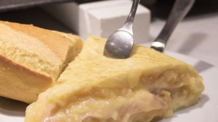 “La tortilla ya es un lujo”: el dueño del Bar Biak alerta de que el pintxo debería costar 3 euros por la subida del huevo, la patata y la luz